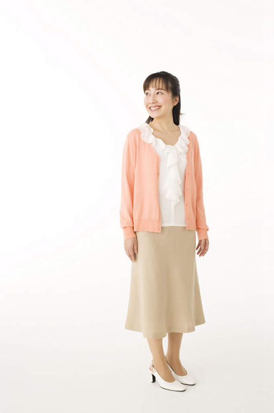 东方人,头发,一个人,站,笑,微笑,露齿笑,竖图,室内,白天,白色背景,正面,裙子,亚洲,仅一个年轻女性,仅一个女性,仅一个人,服装,瓷砖,地砖,地面,扭头,注视,休闲装,黄种人,长裙,衣服,粉色,白色,黑色,灰色,观察,看,站着,转头,休闲,休闲服,摄影,服饰,影棚,观看,半身裙,察看,关注,年轻女性,女人,女性,亚洲人,长发,站立,彩图,全身,影棚拍摄,拍摄