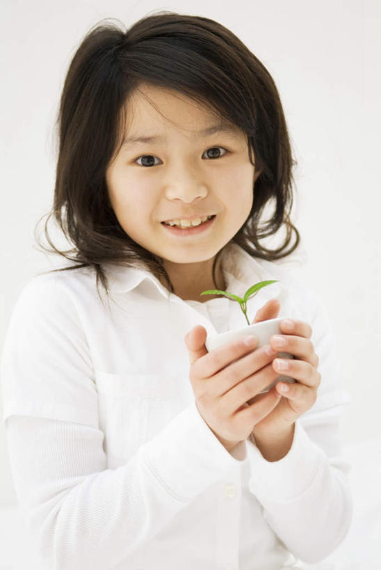 东方人,儿童,头发,一个人,站,捧,笑,摸,微笑,露齿笑,竖图,室内,白天,白色背景,正面,纯洁,植物,叶子,亚洲,仅一个女性,仅一个人,抚摸,握,阴影,服装,光线,盆栽,影子,绿叶,盆景,拿,拿着,注视,休闲装,黄种人,一个,小孩,衣服,绿色,白色,黑色,阳光,自然,观察,看,站着,仅一个小孩,休闲,休闲服,嫩叶,可爱,童年,童趣,握着,摄影,服饰,影棚,生长,单个,成长,观看,察看,关注,童真,烂漫,无邪,秧苗,天真,女孩,女人,女性,亚洲人,孩子,长发,叶,叶片,触摸,端,端着,接触,捧着,手捧,站立,半身,彩图,影棚拍摄,拍摄,女生