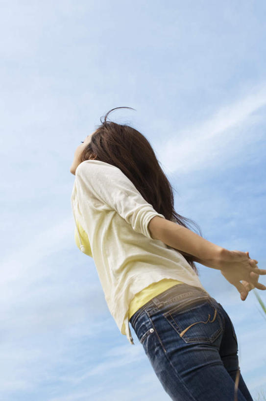 东方人,头发,一个人,站,摸,竖图,室外,白天,仰视,旅游,度假,亚洲,仅一个年轻女性,仅一个女性,仅一个人,抚摸,伸展,阴影,服装,裤子,光线,影子,云,云朵,云彩,牛仔裤,休闲装,黄种人,娱乐,衣服,黄色,蓝色,黑色,白云,蓝天,天空,阳光,天,站着,享受,休闲,休闲服,放松,服饰,年轻女性,女人,女性,亚洲人,长发,触摸,接触,抬头,仰头,站立,半身,彩图,低角度拍摄