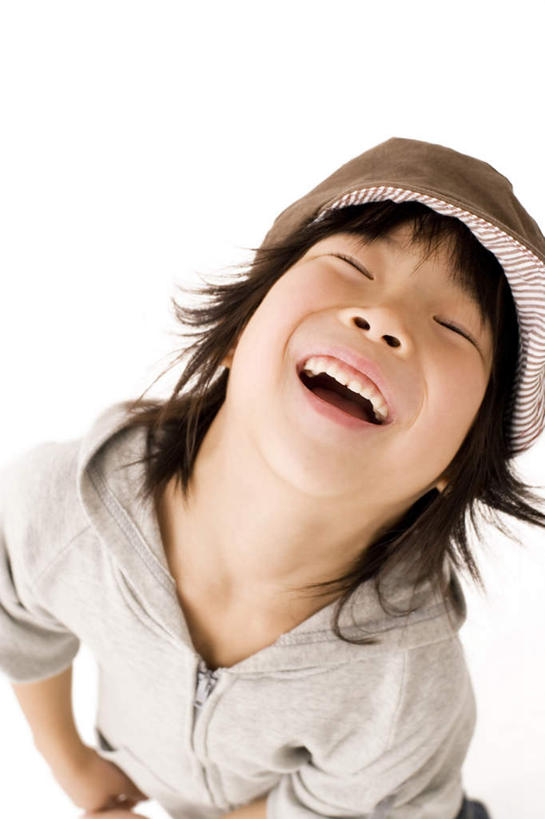 东方人,脸,头,脸颊,头发,一个人,站,闭眼,笑,微笑,露齿笑,竖图,俯视,室内,白天,白色背景,兴奋,纯洁,帽子,亚洲,仅一个男性,仅一个人,服装,休闲装,黄种人,运动帽,衣服,白色,黑色,站着,张嘴,仅一个老年男性,休闲,休闲服,鸭舌帽,可爱,童年,童趣,摄影,服饰,影棚,愉悦,张大嘴巴,童真,烂漫,无邪,一顶,天真,老年男性,男人,男性,亚洲人,头部,脸部,脸蛋,面部,张开嘴,闭眼睛,闭着眼,闭着眼睛,抬头,仰头,站立,半身,彩图,高角度拍摄,影棚拍摄,开心,拍摄