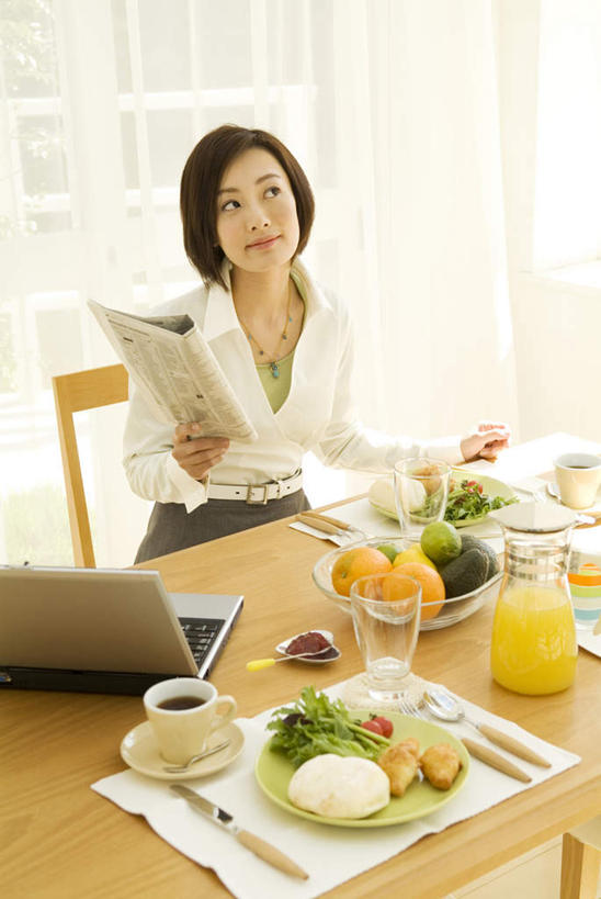 点心,东方人,一个人,客厅,坐,捧,笑,微笑,露齿笑,竖图,俯视,室内,白天,电脑,笔记本电脑,窗户,落地窗,桌子,柑橘,柠檬,蔬菜,西红柿,杯子,餐具,书籍,水果,椅子,亚洲,仅一个年轻女性,仅一个女性,仅一个人,一本,握,阴影,新鲜,光线,网络,瓷器,碟子,盘,影子,办公桌,木椅,生菜,莴苣,生食,料理,食品,包子,面点,果实,咖啡杯,陶瓷制品,拿,拿着,注视,黄种人,通讯设备,馒头,美食,玻璃窗,食物,阳光,盘子,碟,观察,看,靠,靠着,倚靠,中式,握着,有机食品,绿色食品,观看,一台,察看,无线,起居室,倚着,关注,瓷杯,通信设备,无线网络,无线上网,便携式电脑,春菜,鹅仔菜,莴仔菜,千金菜,叶用莴苣,手提电脑,年轻女性,女人,女性,亚洲人,书,图书,益母果,柠果,橘子,桔子,橙子,橙,樱桃番茄,圣女果,番茄,端,端着,捧着,手捧,抬头,仰头,坐着,半身,彩图,高角度拍摄