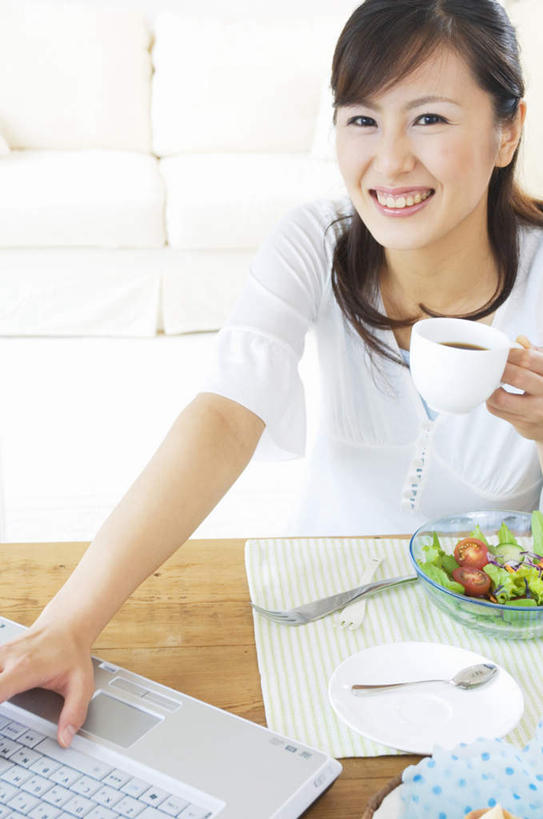 东方人,一个人,客厅,坐,笑,摸,微笑,露齿笑,竖图,俯视,室内,白天,电脑,笔记本电脑,窗户,落地窗,桌子,葡萄,杯子,餐具,水果,亚洲,仅一个年轻女性,仅一个女性,仅一个人,许多,抚摸,敲打,阴影,新鲜,光线,网络,瓷器,碟子,盘,影子,勺子,办公桌,生食,食品,果实,咖啡杯,陶瓷制品,注视,黄种人,输入,通讯设备,玻璃窗,食物,阳光,盘子,调羹,碟,汤匙,打字,观察,看,靠,靠着,倚靠,有机食品,绿色食品,观看,点击,一台,敲击,察看,无线,起居室,倚着,关注,瓷杯,通信设备,无线网络,无线上网,便携式电脑,按键,手提电脑,年轻女性,女人,女性,亚洲人,山葫芦,蒲桃,草龙珠,触摸,接触,抬头,仰头,坐着,半身,彩图,高角度拍摄