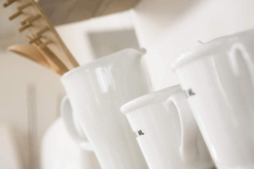 横图,室内,白天,正面,桌面,杯子,餐具,一排,许多,阴影,朦胧,模糊,整齐,光线,木制,壶,影子,勺子,墙,墙壁,墙面,水壶,排列,一个,白色,阳光,茶壶,木制品,水杯,调羹,汤匙,单个,队列,茶杯,进餐用具,烹调用具,半身,彩图