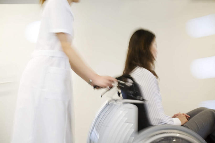 东方人,头发,两个人,伙伴,朋友,病人,医院,站,坐,走,推,摸,横图,室内,白天,侧面,友谊,亚洲,抚摸,阴影,服装,光线,瓷砖,地砖,工具,影子,墙,地面,休闲装,黄种人,墙壁,墙面,衣服,白色,黑色,阳光,轮椅,复健,靠,靠着,倚靠,站着,休闲,康复,休闲服,器械,服饰,医疗设备,倚着,医疗器械,医疗工具,医疗机构,辅助设备,友情,年轻女性,女人,女性,亚洲人,长发,患者,就医者,步行,触摸,接触,散步,站立,走路,坐着,半身,彩图,病院,诊所