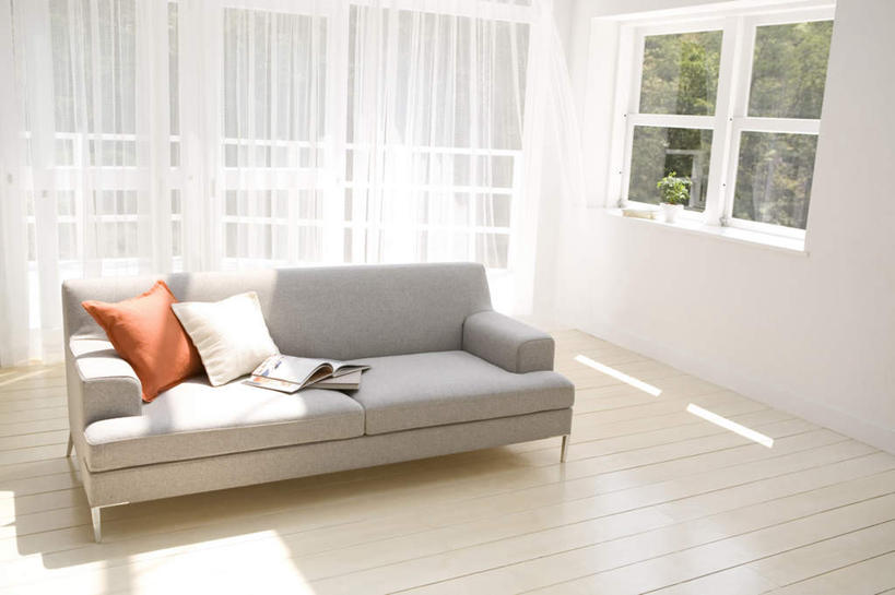 无人,客厅,栏杆,横图,俯视,室内,白天,旅游,度假,植物,窗户,地板,靠垫,沙发,书籍,阴影,条纹,光线,方格,影子,墙,围栏,靠枕,地面,娱乐,护栏,木地板,玻璃窗,墙壁,墙面,树,树木,两个,红色,绿色,阳光,自然,垫子,枕头,享受,休闲,放松,生长,成长,起居室,布艺沙发,书,图书,彩图,高角度拍摄