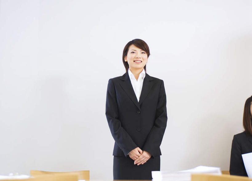 东方人,头发,两个人,伙伴,朋友,商务人士,商务女性,办公室,站,坐,笑,摸,微笑,露齿笑,横图,室内,白天,正面,衬衫,友谊,桌子,亚洲,抚摸,套装,材料,档案,文件,办公桌,墙,注视,黄种人,墙壁,墙面,黑色,资料,观察,看,靠,靠着,倚靠,站着,观看,察看,倚着,关注,文档,商务装,工薪阶层,友情,年轻女性,女人,女性,亚洲人,长发,白领,上班族,触摸,接触,站立,坐着,半身,彩图,衬衣