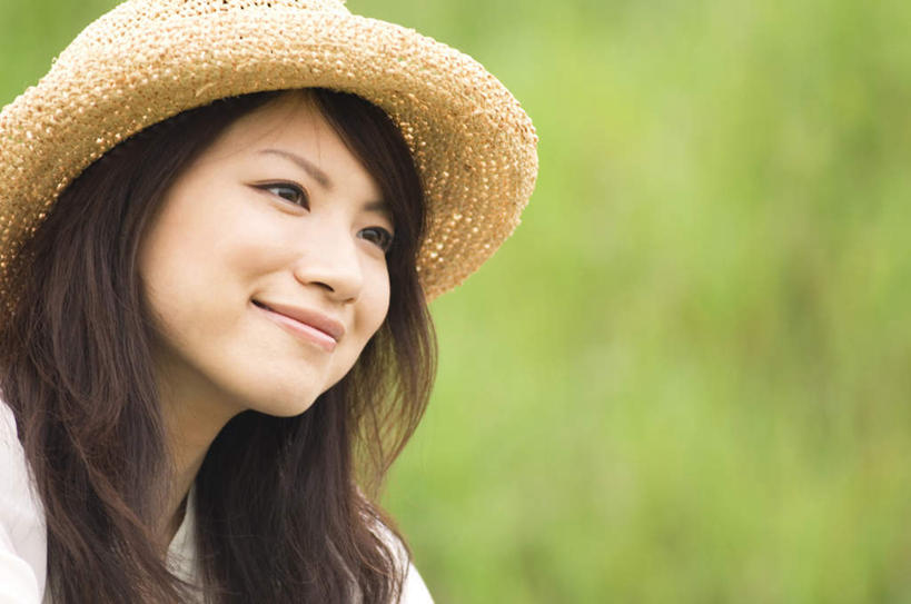 东方人,脸,头,脸颊,一个人,坐,笑,微笑,露齿笑,横图,室外,特写,白天,侧面,旅游,度假,草地,草坪,植物,帽子,亚洲,仅一个年轻女性,仅一个女性,仅一个人,阴影,服装,朦胧,模糊,光线,影子,注视,休闲装,黄种人,娱乐,草,树,树木,衣服,黄色,绿色,白色,阳光,自然,遮阳帽,观察,看,享受,休闲,休闲服,放松,服饰,生长,成长,观看,察看,关注,一顶,年轻女性,女人,女性,亚洲人,头部,脸部,脸蛋,面部,坐着,半身,彩图