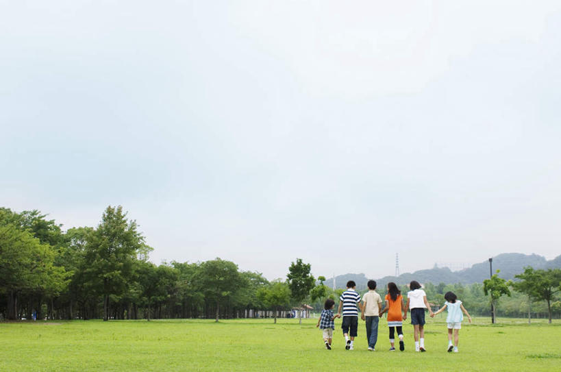 东方人,头发,站,跑,横图,室外,白天,锻炼,旅游,度假,游戏,纯洁,运动,草地,草坪,植物,亚洲,一排,阴影,服装,整齐,光线,影子,云,云朵,许多人,玩,云彩,注视,休闲装,黄种人,娱乐,草,树,树木,排列,背面,衣服,红色,蓝色,绿色,白色,黑色,白云,蓝天,天空,阳光,自然,天,观察,看,站着,一群人,享受,休闲,休闲服,放松,可爱,童年,童趣,服饰,生长,成长,观看,活动,察看,队列,发泄,关注,消遣,智力,童真,烂漫,无邪,宣泄,体育,天真,年轻女性,女人,女性,亚洲人,跑步,玩耍,嬉戏,站立,彩图,全身,健身