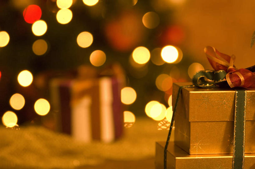 无人,横图,室内,白天,正面,植物,台灯,桌面,礼盒,礼物,照明,圣诞节,一棵,节日,朦胧,模糊,庆祝,装饰,彩灯,纸盒,灯光,圣诞树,缎带,文化,灯,盒子,树,树木,红色,绿色,自然,包装盒,蝴蝶结,礼品盒,庆典,礼品,生长,成长,纪念,华丽,修饰,照亮,点缀,照明设备,衬托,美观,雅致,雅观,彩图