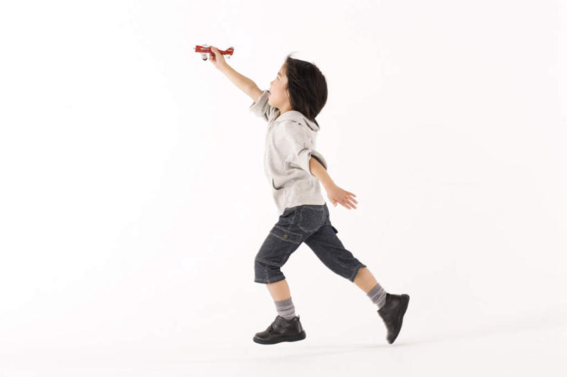 东方人,儿童,头发,一个人,站,举,笑,微笑,露齿笑,横图,室内,白天,白色背景,侧面,游戏,纯洁,玩具,亚洲,仅一个男性,仅一个人,服装,玩,注视,休闲装,黄种人,娱乐,一个,小孩,衣服,红色,黑色,灰色,观察,看,托,站着,仅一个小孩,休闲,休闲服,可爱,童年,童趣,益智,摄影,服饰,影棚,单个,观看,活动,察看,发泄,关注,消遣,智力,航模,童真,烂漫,无邪,宣泄,天真,男孩,男人,男性,亚洲人,孩子,举起,举手,举着,抬头,玩耍,嬉戏,向上举,向上伸,向上托,仰头,站立,彩图,全身,影棚拍摄,拍摄,男生