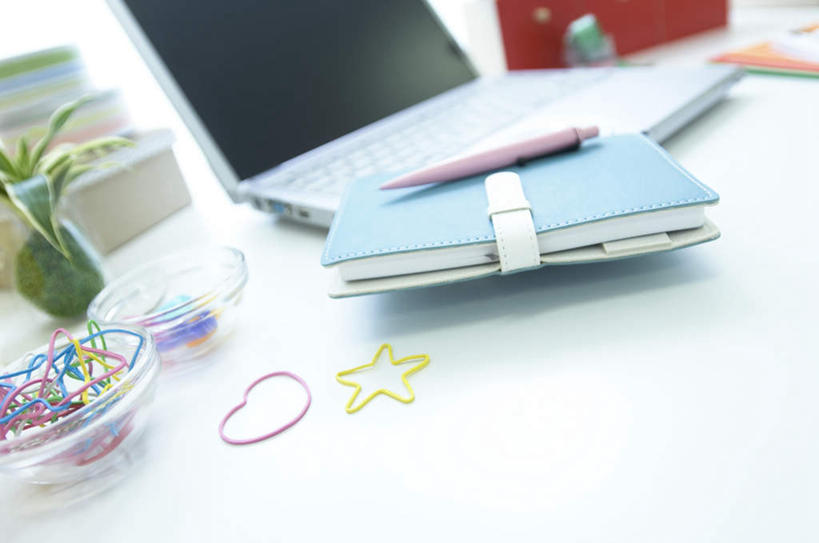 无人,横图,俯视,室内,白天,爱情,电脑,笔记本电脑,植物,桌面,桌子,书籍,一本,阴影,爱心,光线,网络,盆栽,影子,办公桌,星星,记事本,盆景,浪漫,通讯设备,黄色,绿色,阳光,自然,本子,笔记本,温暖,温馨,心形,星形,恩爱,生长,成长,和睦,无线,通信设备,无线网络,五角形,无线上网,便携式电脑,手提电脑,心型,书,图书,五角星,彩图,高角度拍摄,融洽,橡皮筋