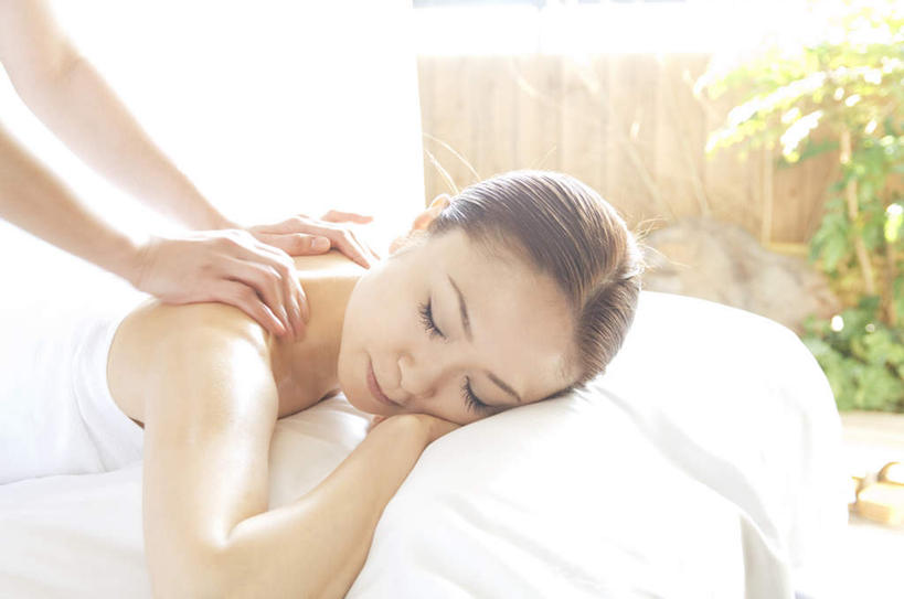 东方人,两个人,伙伴,朋友,按摩师,站,闭眼,笑,摸,微笑,竖图,俯视,室内,白天,浴袍,按摩,友谊,植物,窗户,床,落地窗,亚洲,撑,抚摸,阴影,光线,盆栽,影子,床单,盆景,黄种人,被子,玻璃窗,绿色,白色,阳光,自然,毛巾,按,趴着,站着,享受,健康,保健,单人床,生长,成长,撑着,被单,指压,友情,年轻女性,女人,女性,亚洲人,技师,闭眼睛,闭着眼,闭着眼睛,触摸,接触,趴,站立,半身,彩图,高角度拍摄,汤帷子,浴衣,推拿