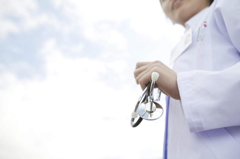 东方人,一个人,医生,站,笑,摸,微笑,露齿笑,横图,室外,白天,仰视,旅游,度假,亚洲,仅一个年轻女性,仅一个女性,仅一个人,抚摸,握,阴影,光线,影子,云,云朵,拿,云彩,拿着,注视,黄种人,娱乐,一个,蓝色,白云,蓝天,天空,阳光,听诊器,天,观察,看,站着,医护人员,医疗人员,享受,休闲,放松,握着,单个,观看,察看,医疗设备,白大褂,关注,年轻女性,女人,女性,亚洲人,大夫,触摸,接触,站立,半身,彩图,低角度拍摄