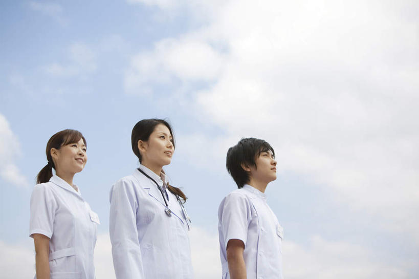 东方人,头发,三个人,同事,医生,站,笑,微笑,露齿笑,横图,室外,白天,侧面,旅游,度假,成功,合作,团队,集体,信心,亚洲,一排,阴影,整齐,光线,影子,云,云朵,云彩,注视,黄种人,娱乐,队伍,排列,一个,蓝色,黑色,白云,蓝天,天空,阳光,听诊器,天,观察,看,站着,医护人员,医疗人员,享受,休闲,放松,单个,观看,察看,医疗设备,领导,白大褂,成就,队列,关注,合伙,领袖,男人,男性,年轻男性,年轻女性,女人,女性,亚洲人,长发,大夫,站立,半身,彩图