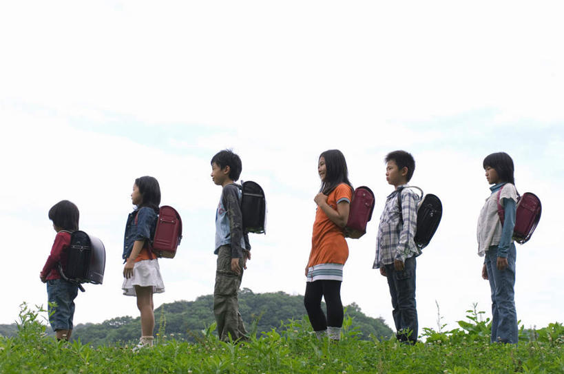 东方人,头发,站,笑,摸,微笑,露齿笑,横图,室外,白天,侧面,旅游,度假,纯洁,草地,草坪,植物,亚洲,一排,许多,抚摸,阴影,服装,整齐,光线,包,书包,影子,云,云朵,许多人,云彩,注视,休闲装,黄种人,娱乐,草,树,树木,排列,衣服,黄色,蓝色,绿色,白色,黑色,白云,蓝天,天空,阳光,自然,背包,天,观察,看,站着,一群人,享受,休闲,休闲服,放松,可爱,童年,童趣,服饰,生长,成长,观看,察看,队列,关注,童真,烂漫,无邪,天真,年轻女性,女人,女性,亚洲人,触摸,接触,站立,彩图,全身,双肩包