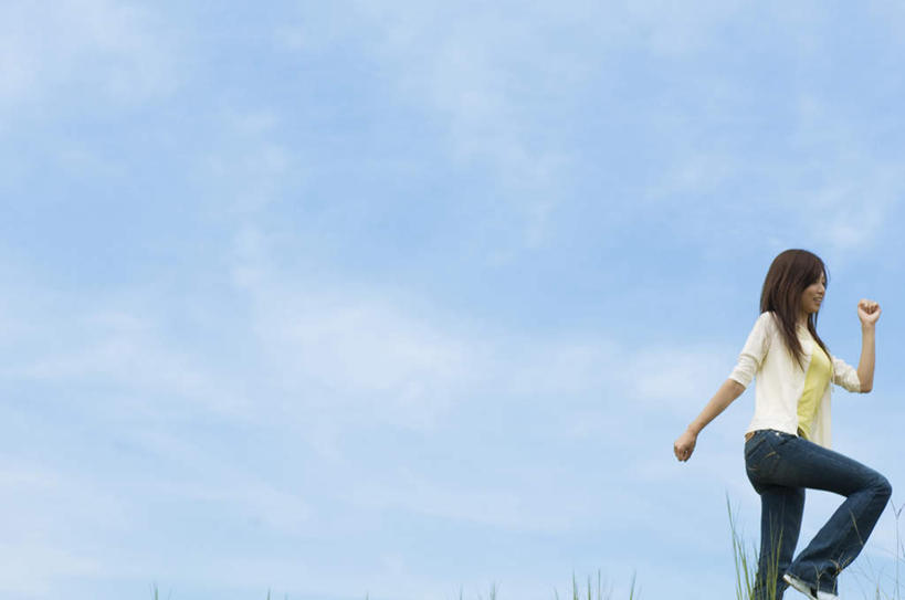 东方人,头发,一个人,站,跑,笑,微笑,露齿笑,横图,室外,白天,侧面,锻炼,旅游,度假,运动,草地,草坪,植物,亚洲,仅一个年轻女性,仅一个女性,仅一个人,阴影,服装,光线,影子,云,云朵,云彩,注视,休闲装,黄种人,娱乐,草,衣服,黄色,蓝色,绿色,黑色,白云,蓝天,天空,阳光,天,观察,看,站着,享受,休闲,休闲服,放松,抬手,服饰,观看,察看,关注,体育,年轻女性,女人,女性,亚洲人,长发,跑步,站立,半身,彩图,健身