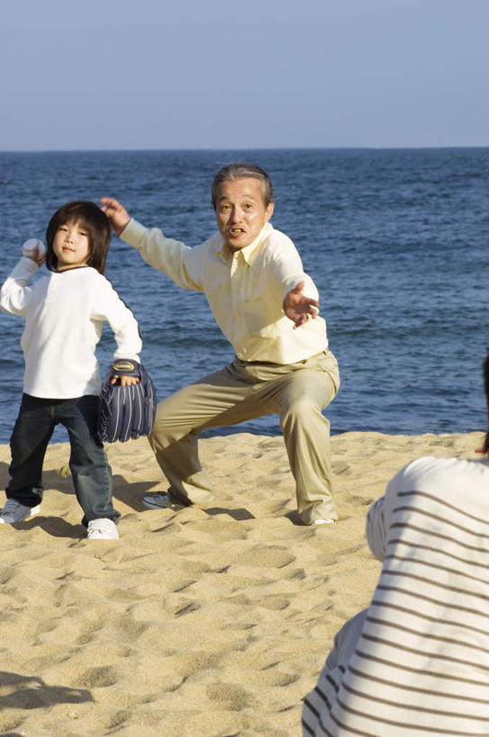 东方人,儿童,背部,头发,三个人,家庭,祖父,站,举,伸展双臂,笑,微笑,露齿笑,竖图,室外,白天,正面,游戏,海浪,海洋,沙滩,水,亚洲,阴影,飞溅,溅,光线,沙子,液体,影子,海岸,浪花,水滴,云,云朵,沙地,玩,云彩,注视,黄种人,娱乐,水珠,小孩,蓝色,白色,白云,蓝天,天空,阳光,海水,天,观察,看,托,站着,休闲,温暖,温馨,一家人,爷爷,观看,活动,祖孙,和睦,察看,发泄,关注,喷洒,消遣,智力,海景,外公,外祖父,外孙,外孙子,宣泄,老年男性,男孩,男人,男性,亚洲人,孩子,孙子,大海,风浪,海,海水的波动,海滩,近岸浪,涌浪,敞开双臂,举起,举手,举着,伸开双臂,玩耍,嬉戏,向上举,向上伸,向上托,展开双肩,站立,张开手臂,张开双臂,半身,彩图,融洽,男生