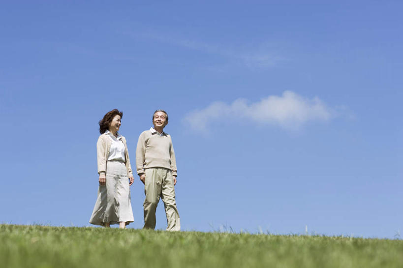 东方人,头发,两个人,家庭,夫妻,站,走,笑,微笑,露齿笑,横图,室外,白天,仰视,裙子,爱情,旅游,度假,草地,草坪,植物,亚洲,阴影,连衣裙,服装,光线,影子,云,云朵,浪漫,云彩,注视,休闲装,黄种人,娱乐,草,衣服,蓝色,绿色,白色,黑色,白云,蓝天,天空,阳光,天,观察,看,站着,享受,休闲,温暖,温馨,一家人,休闲服,恩爱,放松,恋人,服饰,观看,和睦,察看,关注,老年男性,老年女性,男人,男性,女人,女性,亚洲人,夫妇,情侣,步行,散步,站立,走路,彩图,低角度拍摄,全身,伴侣,融洽