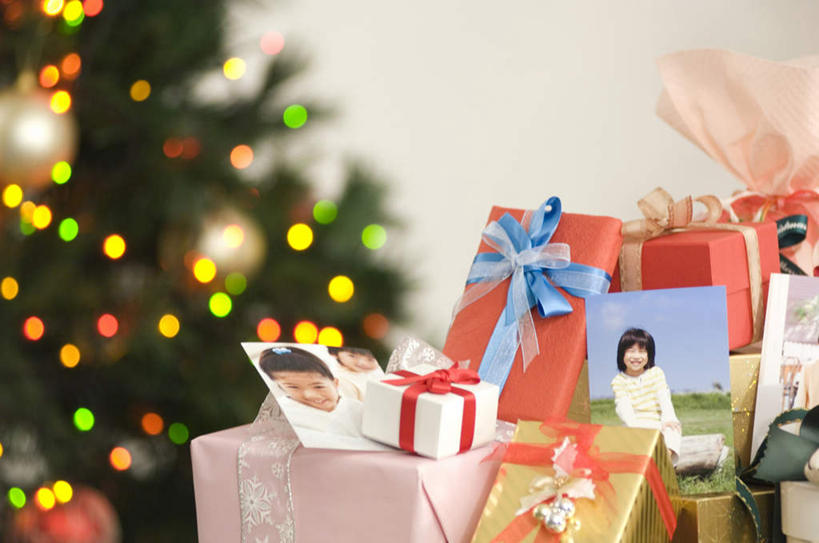 东方人,儿童,无人,三个人,横图,照片,室内,白天,正面,纯洁,植物,台灯,礼盒,礼物,照明,圣诞节,亚洲,一堆,一棵,许多,堆叠,堆积,节日,朦胧,模糊,庆祝,彩灯,纸盒,墙,灯光,圣诞树,黄种人,文化,墙壁,墙面,灯,盒子,树,树木,小孩,绿色,自然,包装盒,礼品盒,灯具,庆典,可爱,童年,童趣,摄影,礼品,生长,成长,纪念,堆,照亮,底片,照明设备,胶片,童真,烂漫,无邪,天真,男孩,男人,男性,女孩,女人,女性,亚洲人,孩子,相片,半身,彩图,拍摄,照相,胶卷,男生,女生