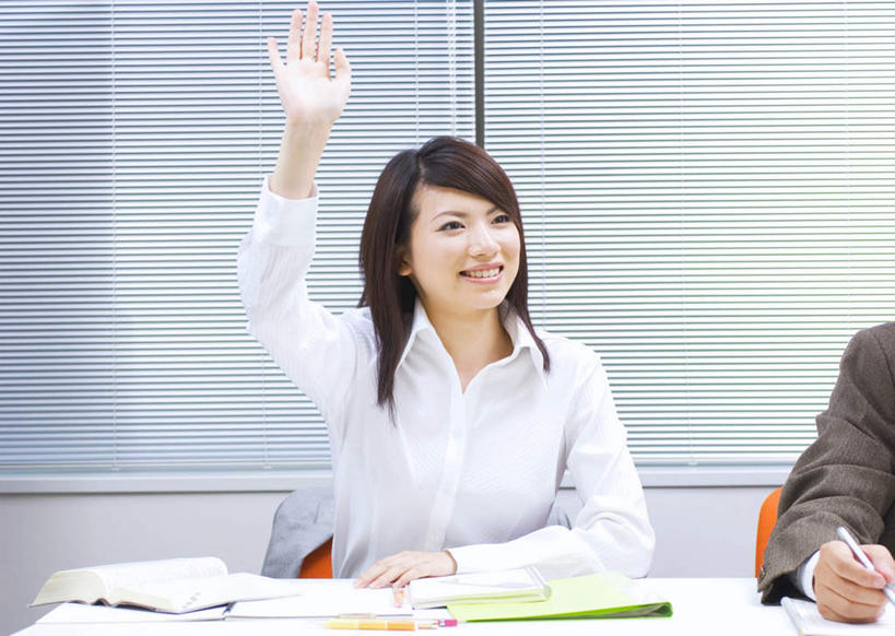 东方人,头发,两个人,伙伴,朋友,商务人士,商务男性,办公室,坐,举,笑,摸,微笑,露齿笑,横图,室内,白天,正面,衬衫,友谊,桌子,亚洲,撑,抚摸,阴影,套装,光线,笔,材料,档案,文件,影子,办公桌,墙,办公用品,注视,黄种人,墙壁,墙面,文具,白色,黑色,阳光,学习用品,资料,观察,看,靠,靠着,托,倚靠,观看,文具用品,察看,撑着,倚着,关注,文档,商务装,工薪阶层,友情,男人,男性,年轻男性,年轻女性,女人,女性,亚洲人,长发,白领,上班族,触摸,接触,举起,举手,举着,向上举,向上伸,向上托,坐着,半身,彩图,衬衣