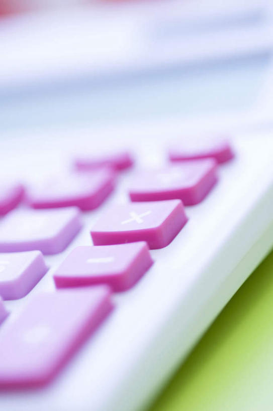 无人,竖图,俯视,室内,特写,白天,计算器,显示器,桌子,一排,许多,阴影,朦胧,模糊,整齐,光线,计算,科学,屏幕,影子,办公桌,办公用品,显示屏,排列,一个,粉色,阳光,理财,财务,单个,队列,数学,输出设备,按键,彩图,高角度拍摄