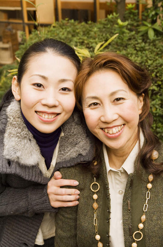 东方人,头发,两个人,伙伴,朋友,家,站,抱,笑,摸,微笑,露齿笑,竖图,室外,白天,正面,旅游,度假,友谊,草地,草坪,植物,亚洲,抚摸,阴影,服装,光线,影子,房屋,屋子,注视,休闲装,黄种人,娱乐,楼房,住宅,草,树,树木,衣服,绿色,黑色,灰色,阳光,自然,观察,看,站着,享受,休闲,休闲服,放松,服饰,生长,成长,抱着,观看,察看,搂着,关注,友情,年轻女性,女人,女性,亚洲人,长发,触摸,接触,搂,搂抱,站立,半身,彩图,房子