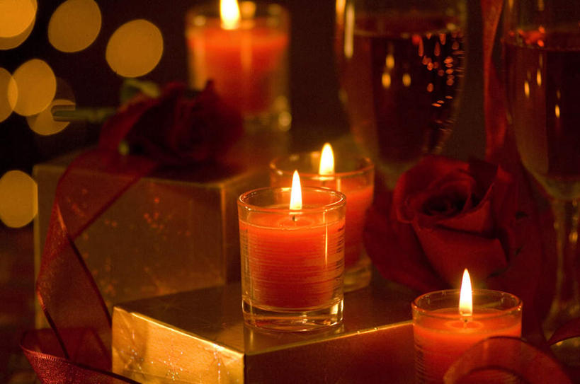 无人,横图,俯视,室内,白天,植物,台灯,桌面,蜡烛,礼盒,礼物,照明,圣诞节,一棵,阴影,节日,朦胧,模糊,庆祝,装饰,反射,彩灯,火焰,影子,纸盒,烛光,墙,灯光,圣诞树,燃烧,文化,墙壁,墙面,灯,盒子,树,树木,绿色,自然,包装盒,礼品盒,灯具,点燃,四个,庆典,礼品,生长,成长,纪念,华丽,修饰,照亮,点缀,照明设备,衬托,美观,雅致,雅观,彩图,高角度拍摄