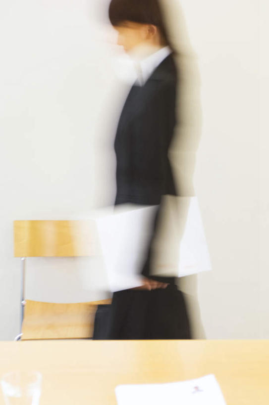 东方人,头发,一个人,商务人士,商务女性,办公室,站,捧,摸,竖图,室内,白天,侧面,衬衫,桌子,椅子,亚洲,仅一个年轻女性,仅一个女性,仅一个人,抚摸,握,套装,朦胧,模糊,材料,档案,文件,办公桌,木椅,墙,拿,拿着,注视,黄种人,墙壁,墙面,黑色,资料,观察,看,站着,握着,观看,察看,关注,文档,商务装,工薪阶层,年轻女性,女人,女性,亚洲人,白领,上班族,触摸,端,端着,接触,捧着,手捧,站立,半身,彩图,衬衣