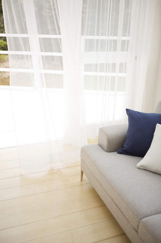 无人,客厅,栏杆,竖图,俯视,室内,白天,植物,窗户,地板,靠垫,落地窗,沙发,阴影,光线,影子,墙,围栏,靠枕,地面,护栏,木地板,玻璃窗,墙壁,墙面,树,树木,两个,蓝色,绿色,阳光,自然,垫子,枕头,生长,成长,起居室,布艺沙发,彩图,高角度拍摄