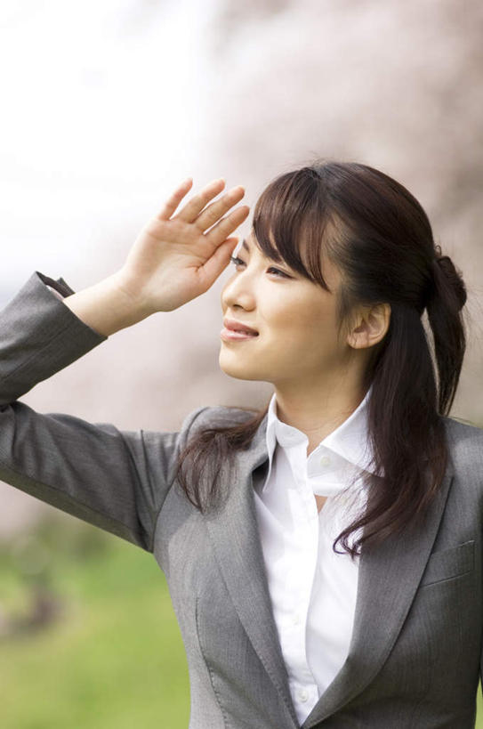 东方人,头发,一个人,商务人士,商务女性,站,举,笑,微笑,露齿笑,竖图,室外,白天,正面,衬衫,旅游,度假,草地,草坪,植物,樱花,亚洲,仅一个年轻女性,仅一个女性,仅一个人,许多,阴影,套装,朦胧,模糊,盛开,光线,影子,花蕾,扭头,注视,黄种人,娱乐,草,花,花瓣,花朵,鲜花,树,树木,粉色,蓝色,绿色,黑色,蓝天,天空,阳光,自然,天,花苞,花蕊,观察,看,托,站着,转头,享受,休闲,放松,遮,遮掩,生长,成长,观看,察看,掩盖,遮挡,关注,商务装,工薪阶层,遮盖,仙樱花,福岛樱,青肤樱,掩饰,年轻女性,女人,女性,亚洲人,长发,白领,上班族,荆桃,举起,举手,举着,向上举,向上伸,向上托,站立,半身,彩图,衬衣