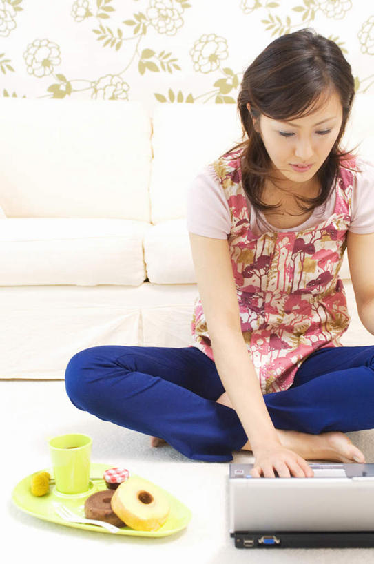 东方人,一个人,客厅,坐,笑,摸,盘腿,微笑,露齿笑,竖图,室内,白天,正面,电脑,笔记本电脑,餐桌,靠垫,沙发,桌子,亚洲,仅一个年轻女性,仅一个女性,仅一个人,抚摸,敲打,阴影,花纹,光线,网络,图案,影子,墙,靠枕,注视,黄种人,输入,通讯设备,墙壁,墙面,阳光,垫子,枕头,打字,低头,观察,看,餐台,观看,点击,敲击,察看,无线,起居室,关注,通信设备,无线网络,布艺沙发,无线上网,便携式电脑,按键,手提电脑,年轻女性,女人,女性,亚洲人,触摸,接触,盘腿而坐,盘膝,盘着腿的,盘着腿坐,双腿交叉,坐着,半身,彩图