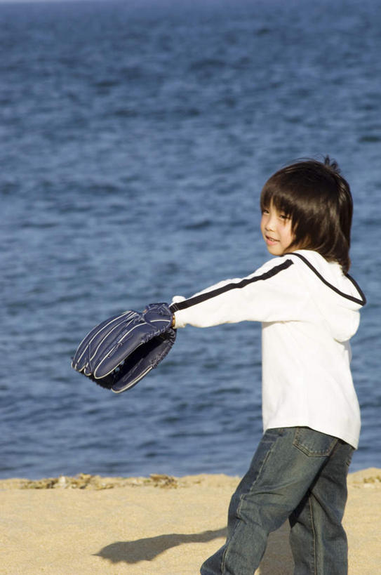 东方人,儿童,一个人,站,笑,摸,微笑,露齿笑,竖图,室外,白天,侧面,锻炼,纯洁,运动,棒球,垒球,海浪,海洋,沙滩,亚洲,仅一个女性,仅一个人,一副,抚摸,波纹,棒球手套,沙子,海岸,浪花,沙地,注视,黄种人,球,小孩,水纹,海水,手套,波浪,观察,看,站着,仅一个小孩,可爱,童年,童趣,观看,察看,关注,海景,童真,烂漫,无邪,体育,天真,女孩,女人,女性,亚洲人,孩子,大海,风浪,海,海水的波动,海滩,近岸浪,涌浪,触摸,接触,站立,半身,彩图,健身,女生