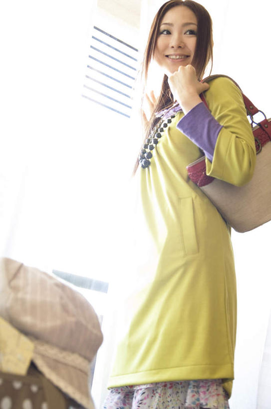 东方人,背,头发,一个人,站,笑,摸,微笑,露齿笑,竖图,室内,白天,仰视,沙发,亚洲,仅一个年轻女性,仅一个女性,仅一个人,抚摸,阴影,服装,光线,包,皮包,影子,墙,褐色,扭头,注视,休闲装,黄种人,墙壁,墙面,一个,衣服,黄色,阳光,背着,观察,看,站着,转头,休闲,休闲服,服饰,单个,观看,单肩包,察看,关注,布艺沙发,年轻女性,女人,女性,亚洲人,触摸,接触,站立,半身,彩图,低角度拍摄