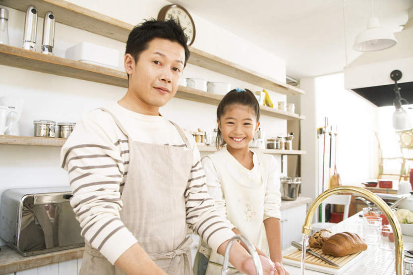 东方人,儿童,头发,两个人,家庭,父亲,女儿,站,笑,摸,微笑,露齿笑,横图,室内,白天,正面,纯洁,水,厨房,柜子,餐具,亚洲,一排,一条,抚摸,条纹,服装,整齐,时间,碟子,盘,时钟,水龙头,围裙,液体,墙,水池,水滴,计时,扭头,注视,休闲装,黄种人,洗手,墙壁,墙面,排列,一个,小孩,衣服,白色,黑色,盘子,橱柜,碟,挂钟,碗,钟表,观察,看,站着,转头,休闲,温暖,温馨,父女,一家人,休闲服,表,父爱,可爱,童年,童趣,服饰,流动,单个,观看,和睦,察看,队列,关注,童真,烂漫,无邪,天真,男人,男性,年轻男性,女孩,亚洲人,孩子,年轻人,进餐用具,烹调用具,钟,触摸,接触,站立,半身,彩图,灶间,融洽,女生