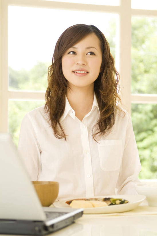 东方人,头发,一个人,商务人士,商务女性,客厅,坐,笑,微笑,露齿笑,竖图,室内,白天,正面,衬衫,电脑,笔记本电脑,植物,窗户,落地窗,杯子,餐具,亚洲,仅一个年轻女性,仅一个女性,仅一个人,阴影,套装,光线,网络,瓷器,碟子,盘,影子,墙,咖啡杯,陶瓷制品,注视,黄种人,通讯设备,玻璃窗,墙壁,墙面,树,树木,黄色,绿色,白色,阳光,自然,盘子,碟,观察,看,生长,成长,观看,察看,无线,起居室,关注,瓷杯,通信设备,商务装,无线网络,无线上网,便携式电脑,工薪阶层,手提电脑,年轻女性,女人,女性,亚洲人,长发,卷发,白领,上班族,坐着,半身,彩图,衬衣