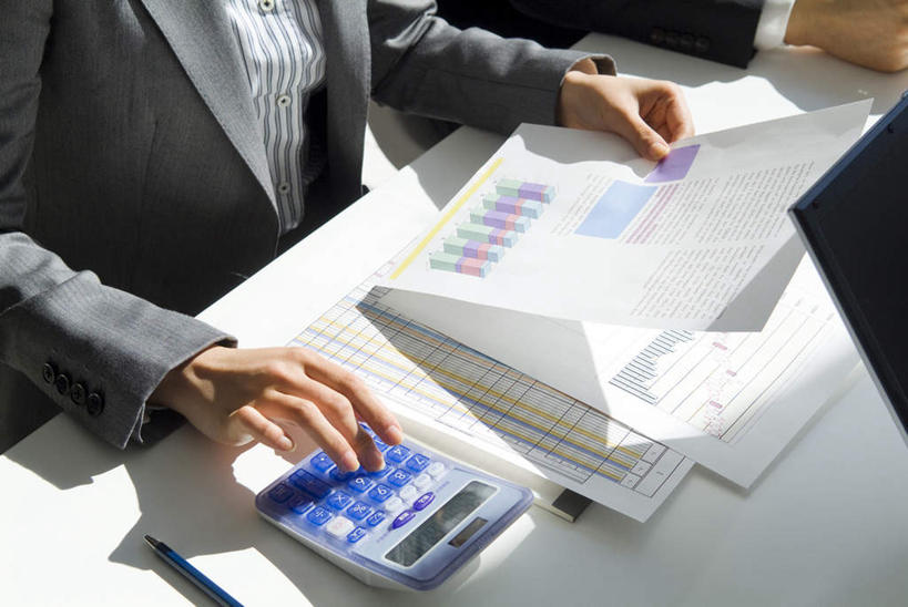 东方人,两个人,伙伴,朋友,商务人士,商务男性,办公室,坐,摸,横图,俯视,室内,白天,衬衫,友谊,计算器,电脑,显示器,鼠标,键盘,桌子,亚洲,抚摸,敲打,阴影,套装,光线,计算,科学,网络,材料,档案,文件,影子,办公桌,办公用品,黄种人,输入,输入设备,通讯设备,一个,蓝色,阳光,资料,打字,靠,靠着,倚靠,台式电脑,理财,财务,单个,点击,敲击,倚着,数学,文档,通信设备,商务装,工薪阶层,输出设备,友情,按键,男人,男性,年轻男性,亚洲人,白领,上班族,触摸,接触,坐着,半身,彩图,高角度拍摄,衬衣