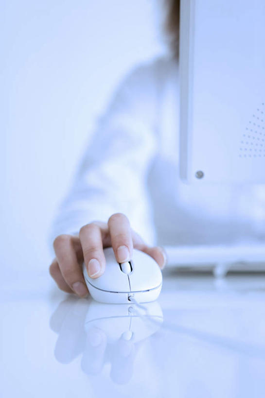 东方人,一个人,坐,摸,竖图,室内,白天,正面,电脑,笔记本电脑,桌子,亚洲,仅一个年轻女性,仅一个女性,仅一个人,抚摸,敲打,阴影,服装,朦胧,模糊,反射,网络,影子,办公桌,休闲装,黄种人,输入,通讯设备,衣服,白色,打字,休闲,休闲服,服饰,点击,敲击,无线,通信设备,无线网络,无线上网,便携式电脑,按键,手提电脑,年轻女性,女人,女性,亚洲人,触摸,接触,坐着,半身,彩图