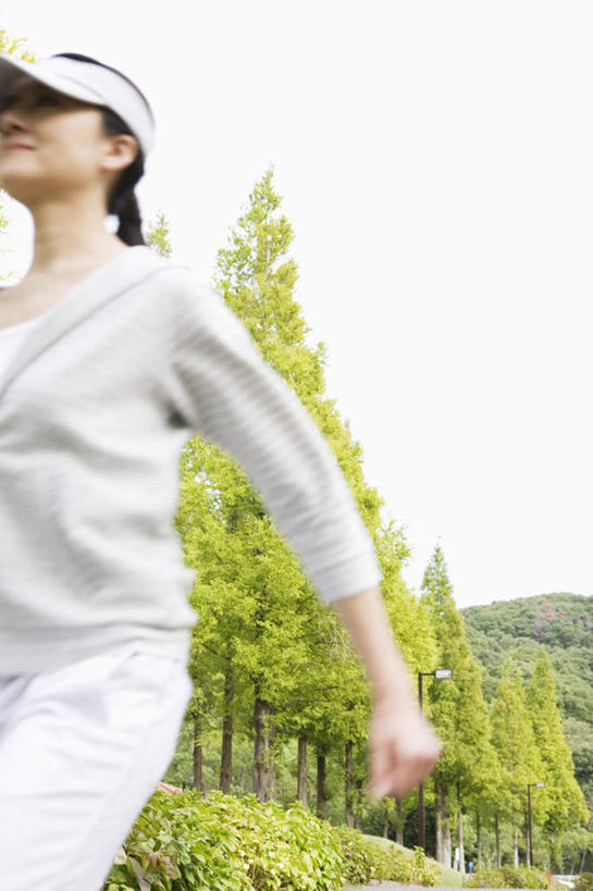 东方人,一个人,站,跑,笑,微笑,露齿笑,竖图,室外,白天,正面,锻炼,旅游,度假,运动,草地,草坪,植物,帽子,亚洲,仅一个年轻女性,仅一个女性,仅一个人,阴影,服装,光线,影子,注视,休闲装,黄种人,娱乐,运动帽,草,树,树木,衣服,蓝色,绿色,白色,蓝天,天空,阳光,自然,天,观察,看,站着,享受,休闲,休闲服,鸭舌帽,放松,服饰,生长,晴朗,成长,观看,察看,关注,万里无云,一顶,体育,年轻女性,女人,女性,亚洲人,晴空,晴空万里,跑步,站立,半身,彩图,健身