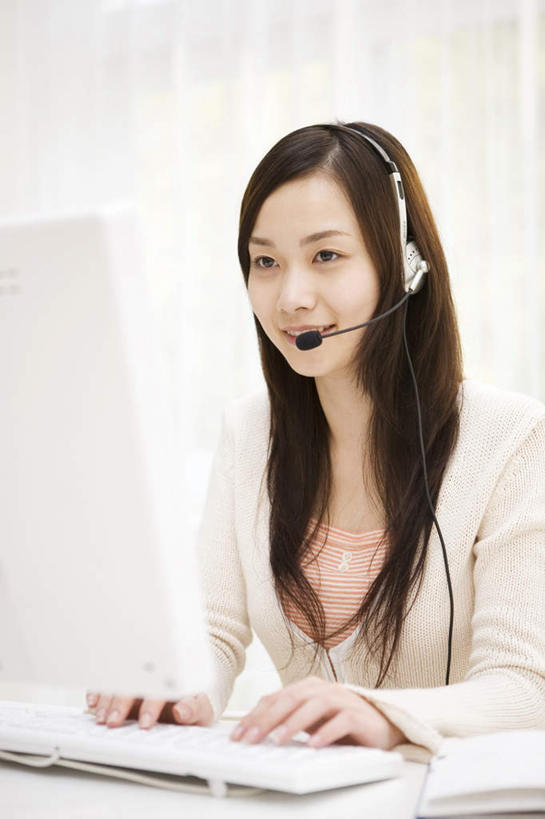 东方人,头发,一个人,坐,笑,摸,微笑,露齿笑,竖图,室内,白天,正面,电脑,笔记本电脑,桌子,亚洲,仅一个年轻女性,仅一个女性,仅一个人,抚摸,敲打,阴影,反射,网络,影子,办公桌,墙,注视,黄种人,输入,通讯设备,墙壁,墙面,黑色,打字,观察,看,靠,靠着,倚靠,观看,点击,一台,敲击,察看,无线,倚着,关注,通信设备,无线网络,无线上网,便携式电脑,按键,手提电脑,年轻女性,女人,女性,亚洲人,长发,触摸,接触,坐着,半身,彩图