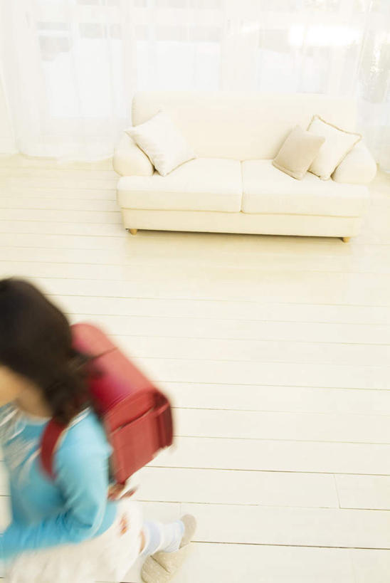 东方人,儿童,头发,一个人,客厅,竖图,俯视,室内,白天,纯洁,地板,沙发,亚洲,仅一个女性,仅一个人,阴影,服装,朦胧,模糊,光线,包,书包,影子,地面,休闲装,黄种人,木地板,一个,小孩,衣服,红色,蓝色,黑色,阳光,背包,仅一个小孩,休闲,休闲服,可爱,童年,童趣,服饰,单个,起居室,布艺沙发,童真,烂漫,无邪,天真,女孩,女人,女性,亚洲人,孩子,半身,彩图,高角度拍摄,双肩包,女生