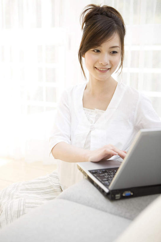 东方人,头发,一个人,客厅,坐,笑,摸,微笑,露齿笑,竖图,室内,白天,正面,电脑,笔记本电脑,窗户,落地窗,桌子,亚洲,仅一个年轻女性,仅一个女性,仅一个人,抚摸,敲打,阴影,服装,光线,网络,影子,办公桌,墙,扭头,注视,休闲装,黄种人,输入,通讯设备,玻璃窗,墙壁,墙面,衣服,白色,黑色,阳光,打字,观察,看,靠,靠着,倚靠,转头,休闲,休闲服,服饰,观看,点击,敲击,察看,无线,起居室,倚着,关注,通信设备,无线网络,无线上网,便携式电脑,按键,手提电脑,年轻女性,女人,女性,亚洲人,触摸,接触,坐着,半身,彩图