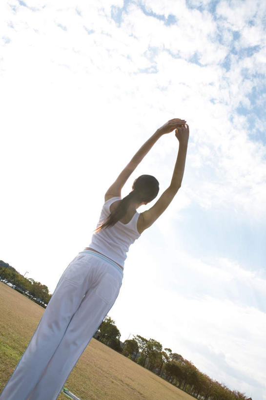 东方人,头发,一个人,站,举,竖图,室外,白天,仰视,旅游,度假,草地,草坪,植物,亚洲,仅一个年轻女性,仅一个女性,仅一个人,伸展,阴影,服装,光线,影子,云,云朵,云彩,注视,休闲装,黄种人,娱乐,草,树,树木,衣服,蓝色,绿色,白色,黑色,白云,蓝天,天空,阳光,自然,天,观察,看,托,站着,享受,休闲,休闲服,放松,服饰,生长,成长,观看,察看,关注,年轻女性,女人,女性,亚洲人,举起,举手,举着,向上举,向上伸,向上托,站立,半身,彩图,低角度拍摄