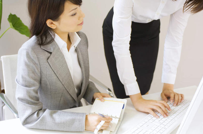 东方人,头发,两个人,伙伴,朋友,商务人士,商务女性,办公室,坐,笑,摸,微笑,露齿笑,横图,俯视,室内,白天,衬衫,友谊,电脑,笔记本电脑,植物,亚洲,撑,抚摸,敲打,弯腰,套装,网络,笔,材料,档案,盆栽,文件,墙,办公用品,领带,盆景,扭头,注视,黄种人,输入,通讯设备,墙壁,墙面,文具,绿色,黑色,自然,学习用品,资料,打字,低头,观察,看,靠,靠着,倚靠,转头,生长,成长,观看,点击,敲击,文具用品,一支,察看,无线,撑着,倚着,关注,文档,通信设备,商务装,无线网络,无线上网,便携式电脑,工薪阶层,弯身,友情,按键,手提电脑,年轻女性,女人,女性,亚洲人,长发,白领,上班族,触摸,接触,坐着,半身,彩图,高角度拍摄,衬衣