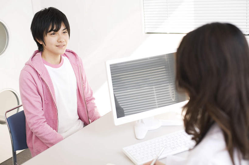 东方人,头发,两个人,伙伴,朋友,办公室,坐,笑,微笑,露齿笑,横图,俯视,室内,白天,友谊,电脑,笔记本电脑,桌子,椅子,亚洲,写,阴影,服装,光线,网络,材料,档案,文件,影子,办公桌,注视,休闲装,黄种人,通讯设备,相视,衣服,粉色,黑色,阳光,资料,低头,观察,记录,看,靠,靠着,倚靠,休闲,面对面,休闲服,服饰,观看,对视,一台,察看,无线,倚着,关注,文档,通信设备,相对,无线网络,无线上网,便携式电脑,相看,友情,手提电脑,男人,男性,年轻男性,年轻女性,女人,女性,亚洲人,坐着,半身,彩图,高角度拍摄