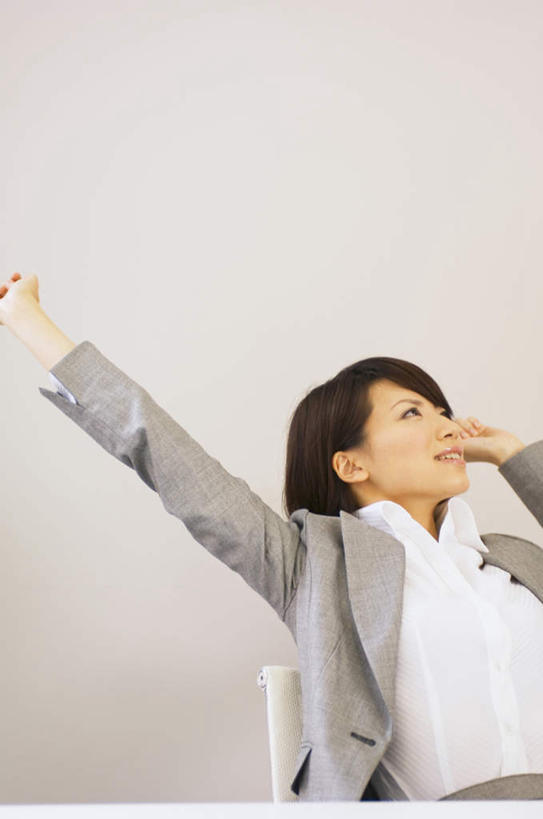 东方人,头发,一个人,商务人士,商务女性,坐,伸展双臂,笑,微笑,露齿笑,竖图,室内,白天,仰视,衬衫,椅子,亚洲,仅一个年轻女性,仅一个女性,仅一个人,伸展,套装,木椅,墙,注视,黄种人,伸懒腰,墙壁,墙面,一个,白色,黑色,观察,看,靠,靠着,倚靠,放松,观看,察看,倚着,关注,商务装,惬意,工薪阶层,懒腰,年轻女性,女人,女性,亚洲人,长发,白领,上班族,敞开双臂,伸开双臂,抬头,仰头,展开双肩,张开手臂,张开双臂,坐着,半身,彩图,低角度拍摄,衬衣,慵懒