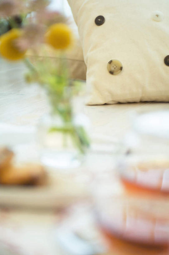 点心,无人,竖图,俯视,室内,白天,下午茶,餐桌,靠垫,桌子,餐具,一块,阴影,朦胧,模糊,盛开,光线,碟子,盘,影子,食品,靠枕,花蕾,花,花瓣,花朵,鲜花,食物,糕点,黄色,阳光,盘子,垫子,碟,枕头,花苞,花蕊,餐台,彩图,高角度拍摄,蛋糕