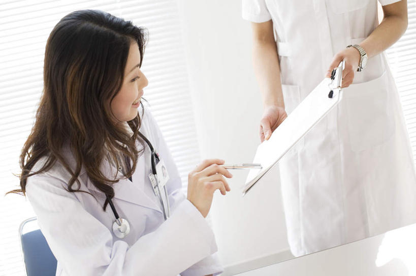 东方人,头发,两个人,伙伴,朋友,医生,医院,站,坐,捧,笑,微笑,露齿笑,横图,俯视,室内,白天,友谊,桌子,椅子,亚洲,握,笔,材料,档案,文件,办公桌,木椅,墙,办公用品,拿,拿着,扭头,注视,黄种人,墙壁,墙面,文具,蓝色,黑色,学习用品,资料,观察,看,靠,靠着,倚靠,站着,转头,医护人员,医疗人员,握着,观看,文具用品,一支,察看,倚着,白大褂,关注,文档,医疗机构,友情,年轻女性,女人,女性,亚洲人,长发,卷发,大夫,端,端着,捧着,手捧,站立,坐着,半身,彩图,高角度拍摄,病院,诊所