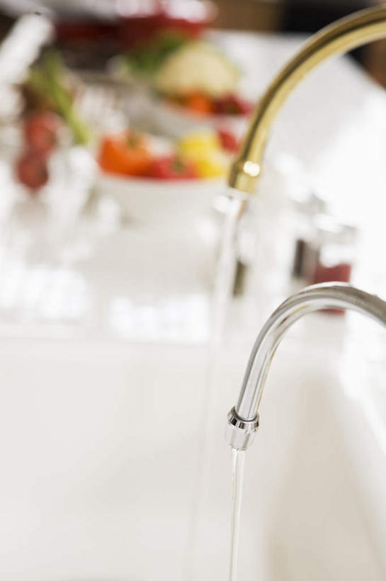 竖图,俯视,室内,白天,水,厨房,辣椒,蔬菜,阴影,朦胧,模糊,新鲜,光线,水龙头,液体,影子,水池,水滴,花菜,花椰菜,生菜,莴苣,西兰花,食品,食物,两个,阳光,流动,有机食品,绿色食品,彩椒,辣角,红海椒,大椒,辣虎,广椒,春菜,鹅仔菜,莴仔菜,千金菜,叶用莴苣,甜椒,柿子椒,辣子,海椒,番椒,灯笼椒,半身,彩图,高角度拍摄,灶间