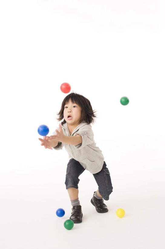 东方人,儿童,头发,一个人,站,举,笑,摸,微笑,露齿笑,竖图,室内,白天,白色背景,正面,游戏,纯洁,亚洲,仅一个男性,仅一个人,许多,抚摸,服装,装饰,塑料,玩,注视,休闲装,黄种人,娱乐,小孩,衣服,黄色,红色,蓝色,黑色,灰色,气球,塑料制品,观察,看,托,站着,仅一个小孩,休闲,休闲服,可爱,童年,童趣,摄影,服饰,影棚,观看,活动,华丽,修饰,点缀,察看,发泄,关注,消遣,智力,童真,烂漫,无邪,宣泄,衬托,美观,雅致,雅观,天真,男孩,男人,男性,亚洲人,孩子,长发,触摸,接触,举起,举手,举着,抬头,玩耍,嬉戏,向上举,向上伸,向上托,仰头,站立,彩图,全身,影棚拍摄,拍摄,男生