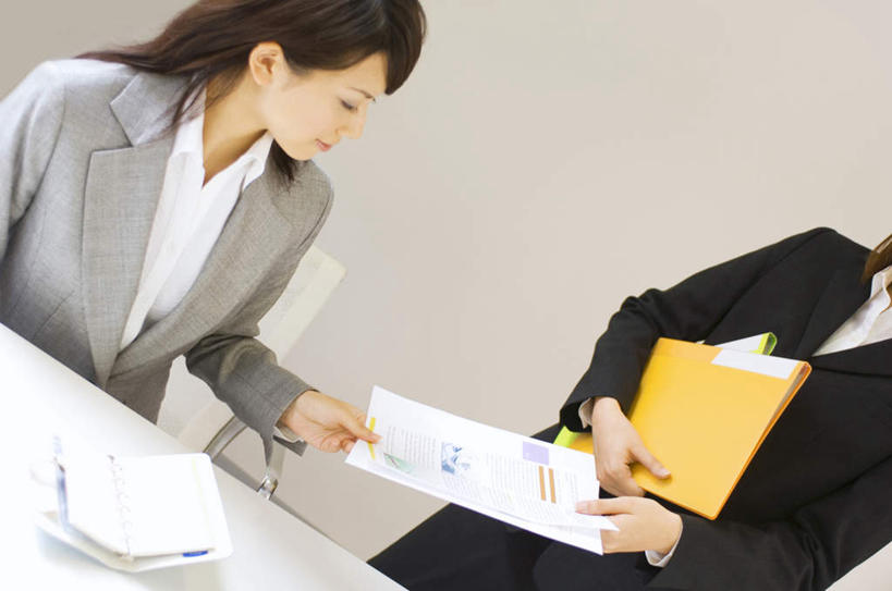 东方人,头发,两个人,伙伴,朋友,商务人士,商务女性,办公室,站,坐,捧,笑,摸,微笑,露齿笑,横图,俯视,室内,白天,衬衫,友谊,桌子,椅子,亚洲,许多,抚摸,握,套装,笔,材料,档案,文件,办公桌,木椅,墙,办公用品,拿,拿着,扭头,注视,黄种人,墙壁,墙面,文具,黑色,学习用品,资料,观察,看,站着,转头,握着,观看,文具用品,察看,关注,文档,商务装,工薪阶层,友情,年轻女性,女人,女性,亚洲人,白领,上班族,触摸,端,端着,接触,捧着,手捧,站立,坐着,半身,彩图,高角度拍摄,衬衣